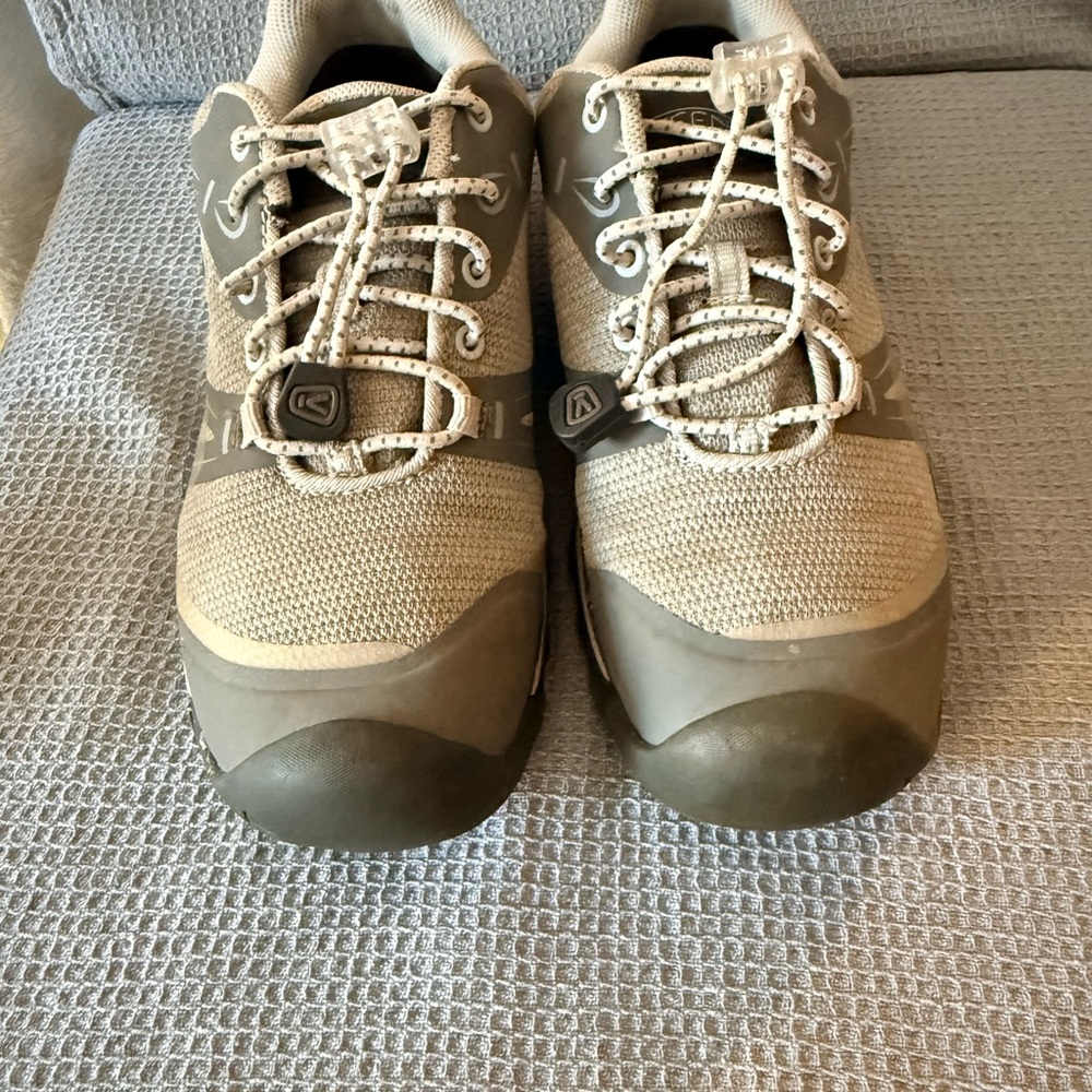 Girls Unisex Pair of Keen Terradora low waterproof hiking shoes SIZE 2